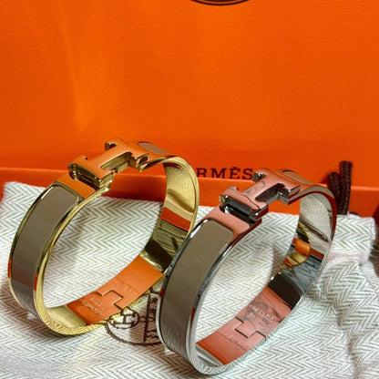 Hermes ❤️‍🔥*
Bangle 💥
Master quality 💯
Size 17,19 available 💁
With normal boxes 📦 
45 dhs🪙🌨️
With master box 🗃️ 
60 dhs🪙🌨️

Zain216
♥️♥️♥️