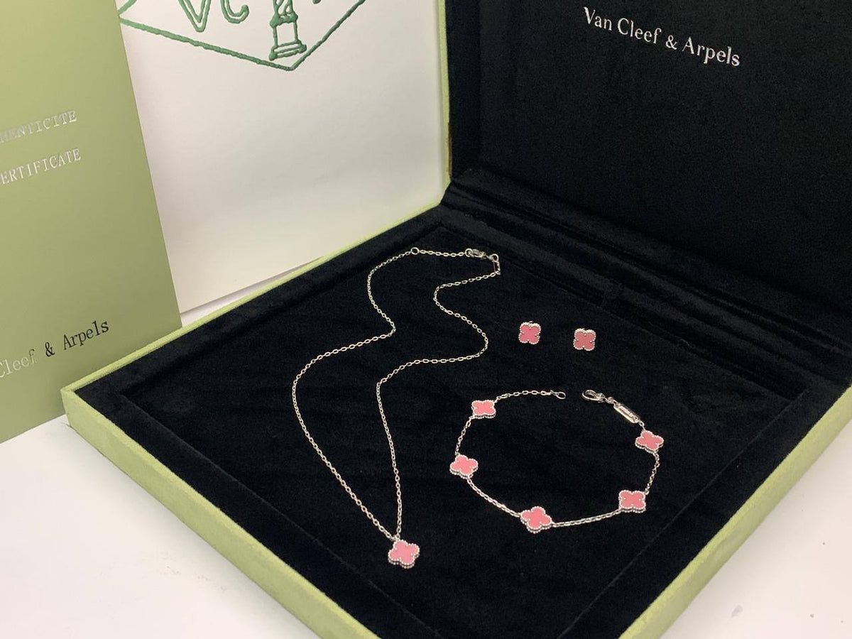 VANCLEAF MINI

SET MASTER
NECKLACE BRACELET EARRINGS
WITH GOOD BOX AND PAPER BAG🛍️🎁
150 dhs🇦🇪🇦🇪

Zain89
♥️♥️♥️