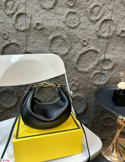 Fendi
100 dhs🪙🌨️
SIZE：20cm
Good quality 

with box
🎁🎁🎁

Zain35
♥️♥️♥️