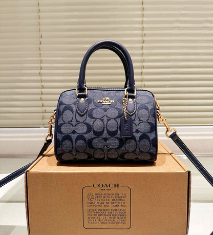 COACH 

NEW CAME GOOD QUALITY 
WITH BOX 
🎁🎁🎁

90 dhs❣️
SIZE: 18cm

Zain279
♥️♥️♥️