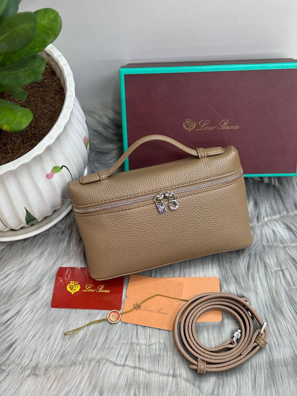 Loro Piana

with box
🎁🎁🎁

85 dhs✅

Zain244
♥️♥️♥️