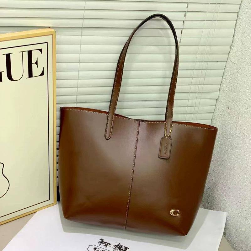 Lacoste
45 dhs🪙🖤
size 43×28×12cm

Zain42
♥️♥️♥️