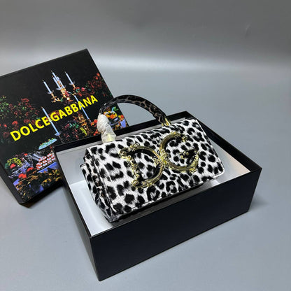 Dolce&Gabbana 

new came good quality

 with box 
🎁🎁🎁

90 dhs💓

Zain39
♥️♥️♥️