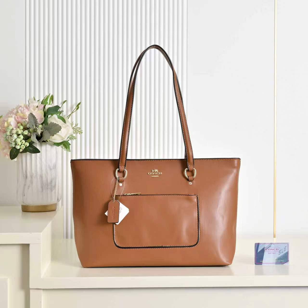 Coach 
85 dhs✅
size 43×10×26cm

Zain42
♥️♥️♥️