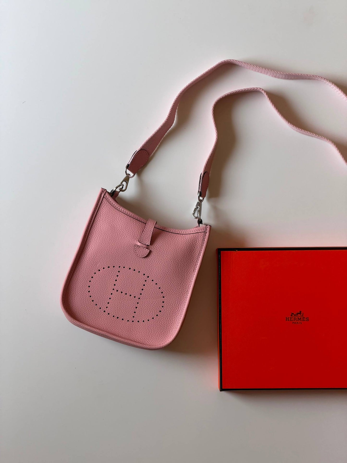 Hermes evelyne 16cm💥Master quality ✅with box 📦 
290 dhs🇦🇪🇦🇪

Zain52
♥️♥️♥️