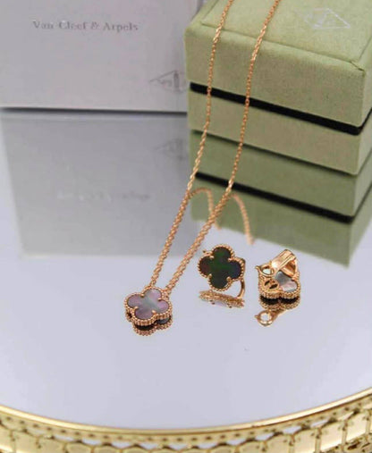130VCA SET 
necklaces 😍
 Earring✨
With normal boxes 🗃️ 
130 dhs✅

With master box 📦 
160 dhs✅

Zain216
♥️♥️♥️