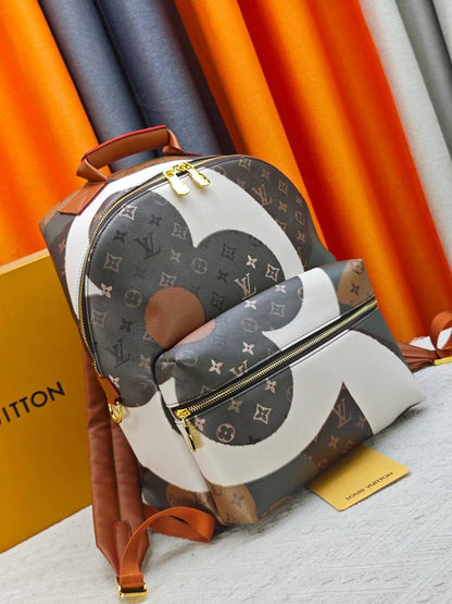 LOUIS VUITTON 

BACKPACK 

COPY ONE 

NEW CAME 

 210DHS🇦🇪🇦🇪

Zain295
♥️♥️♥️