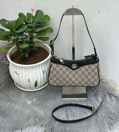 GUCCi
SIZE  ………24CM 
85 dhs🌺

with box
🎁🎁🎁

Zain244
♥️♥️♥️