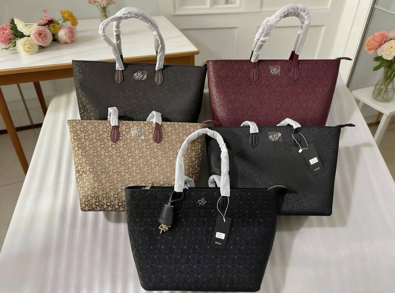 DKNY
100 dhs❣️
SIZE：50cm
good-quality with zipper 

Zain35
♥️♥️♥️