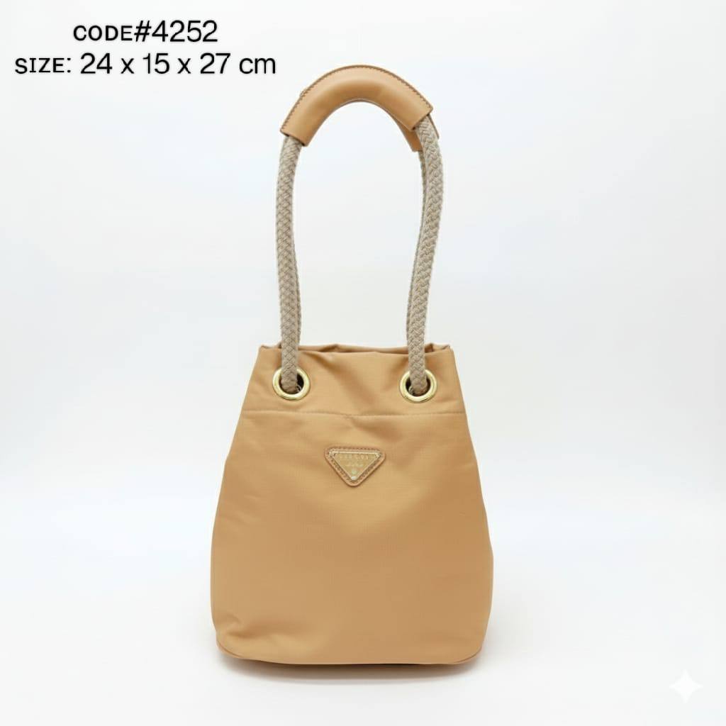 PRADA ᴍᴀʀɪɴᴇʀ
ʀᴇ- ɴʏʟᴏɴ ʙᴜᴄᴋᴇᴛ ʙᴀɢ
ᴡɪᴛʜ ʀᴏᴘᴇ ʜᴀɴᴅʟᴇ sᴛʀᴀᴘ
ɢᴏʟᴅ ʜᴀʀᴅᴡᴀʀᴇ
sɪᴢᴇ: 24 cm

75 dhs✅

Zain31
♥️♥️♥️