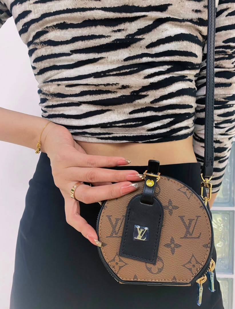 LV
100 dhs💓
size：mini
Good-quality with box

Zain35
♥️♥️♥️