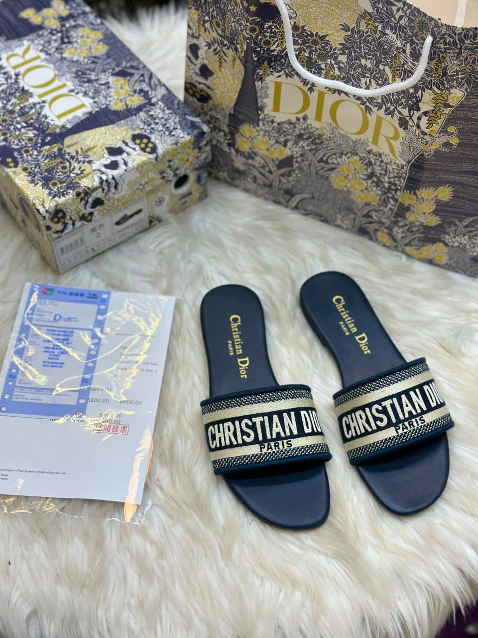 Dior 
Size :36 to 42
90 dhs💛

Zain241
♥️♥️♥️