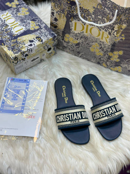 Dior 
Size :36 to 42
90 dhs💛

Zain241
♥️♥️♥️