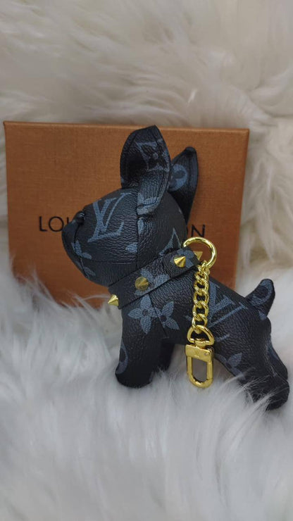 LV key holders & bags charm accessories
All sizes price 
55 dhs✅

Zain88
♥️♥️♥️