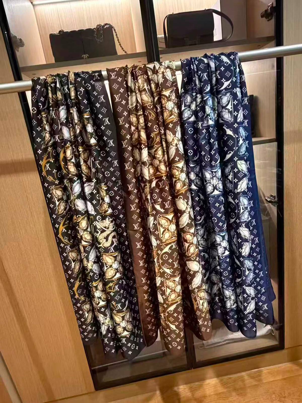 Silk scarf 

40 dhs🇦🇪  
no box

60 dhs🇦🇪 with box

Zain93
♥️♥️♥️
