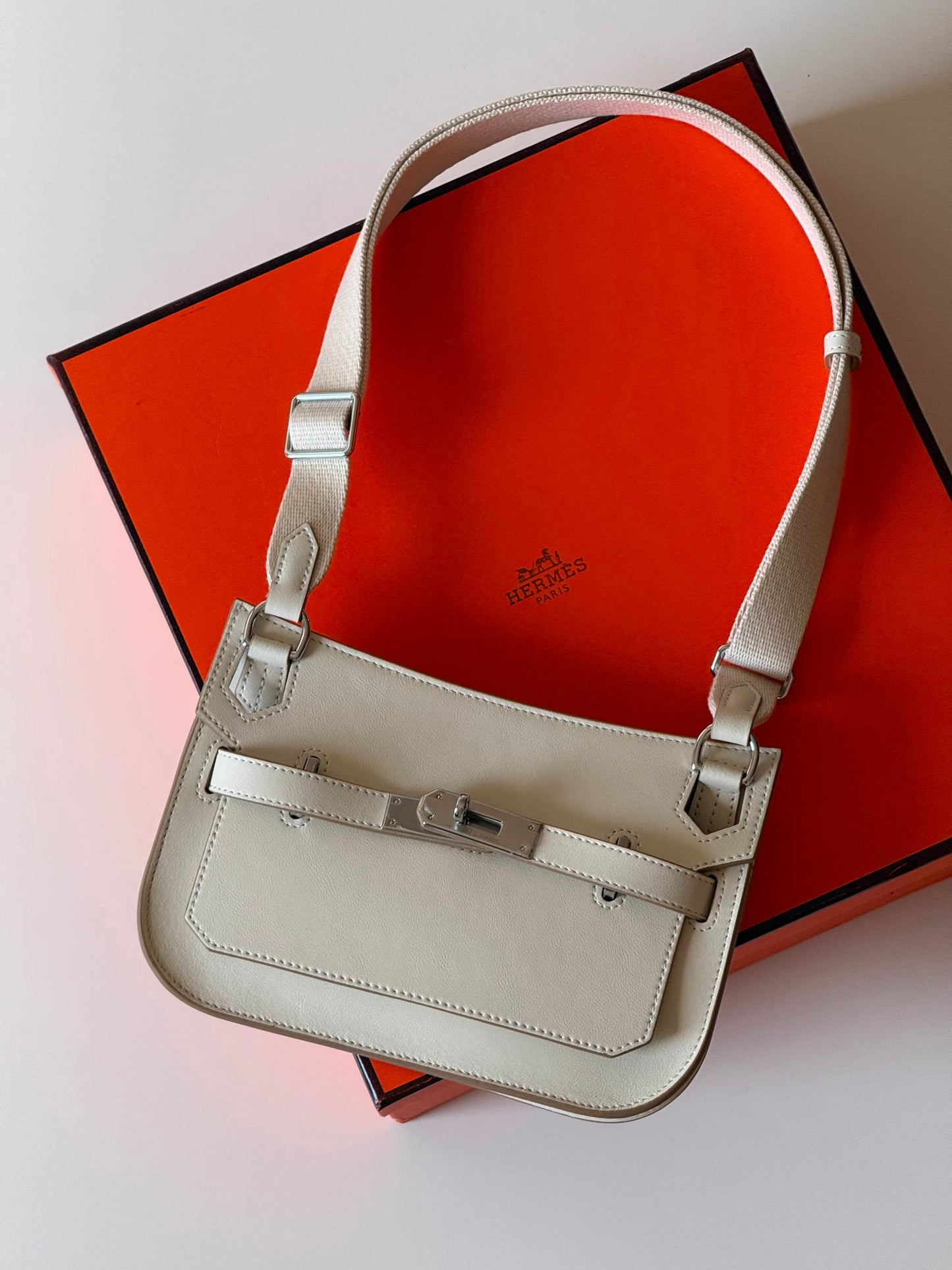 Hermes jypsiere 22cm💕master quality😍with box❤️
380 dhs🇦🇪🇦🇪

Zain52
♥️♥️♥️