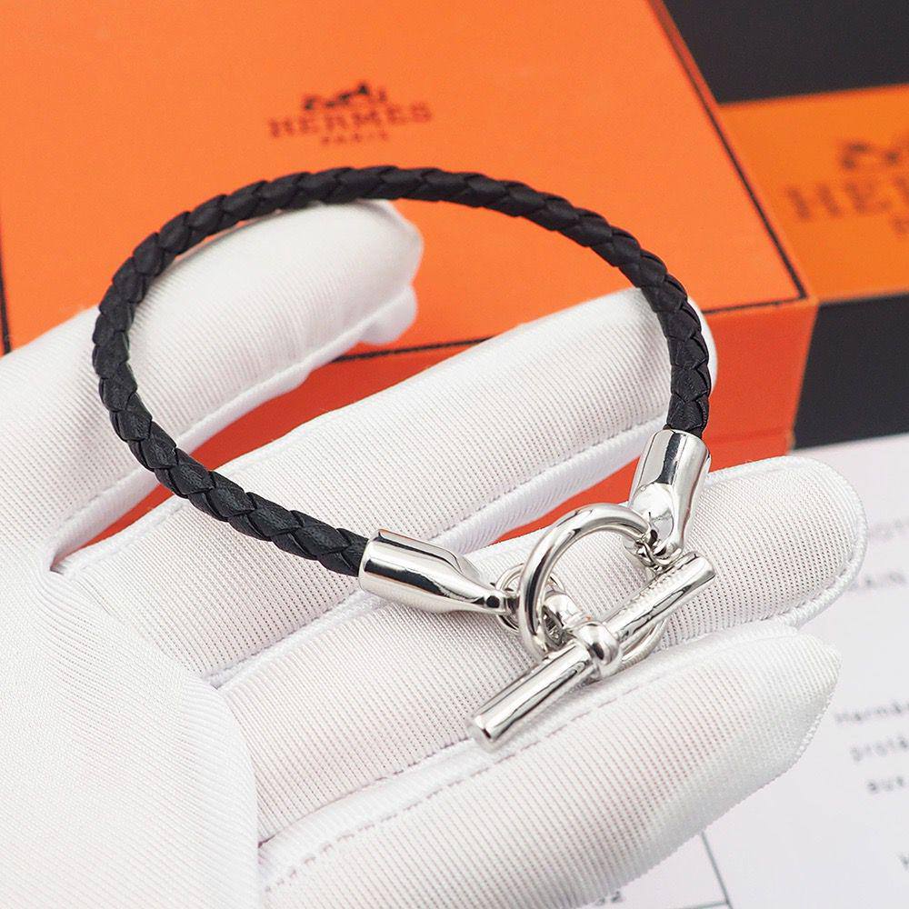 HERMES
___HANDBAND___🍃
*MASTER*🍃💕
With normal box 🛍️
55 dhs✅
With master box 🛍️
70 dhs✅

Zain263
♥️♥️♥️