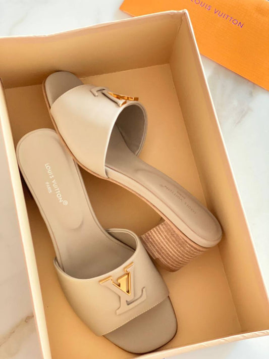 LV shoes 
AAA master quality 
Size 37…….40
380 dhs🪙🌨️

Zain180
♥️♥️♥️