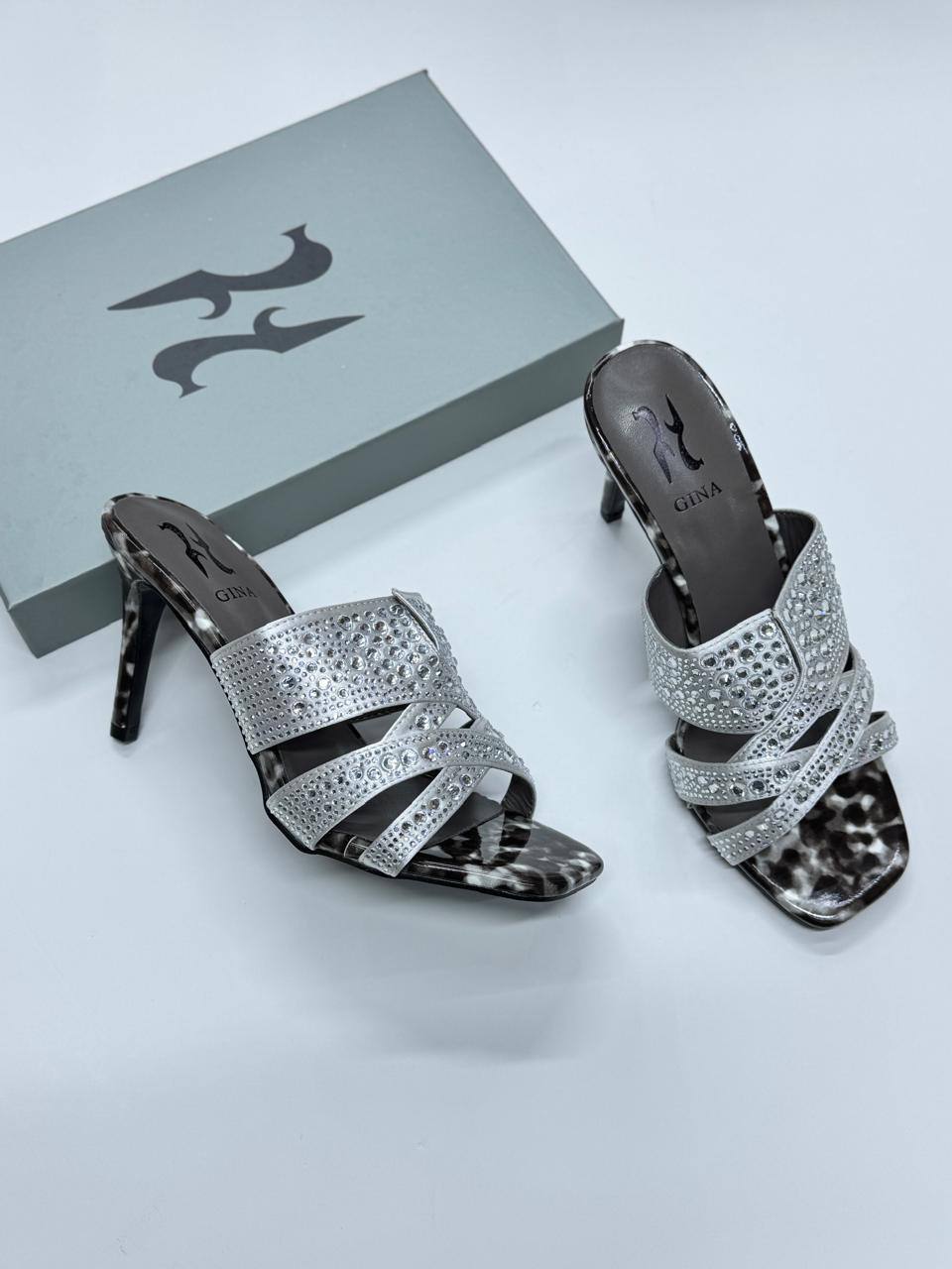 GINA
Size 36-41
115 dhs🪙💕

Zain21
♥️♥️♥️