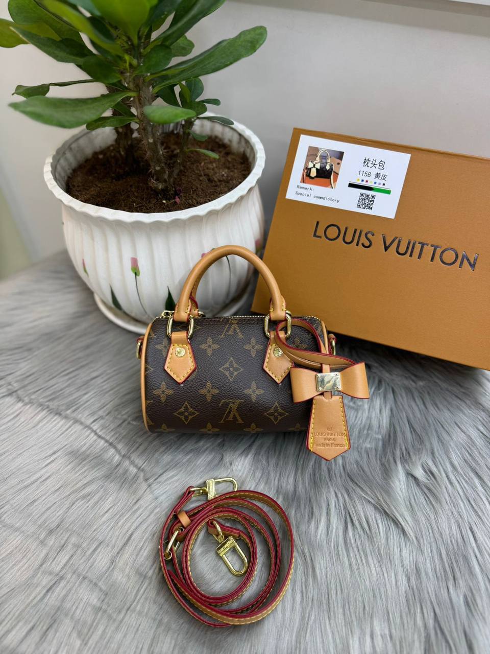 LV
SIZE  ………  17CM 🥰
80 dhs🪙💕
with BOX🌷
🎁🎁🎁

Zain51
♥️♥️♥️