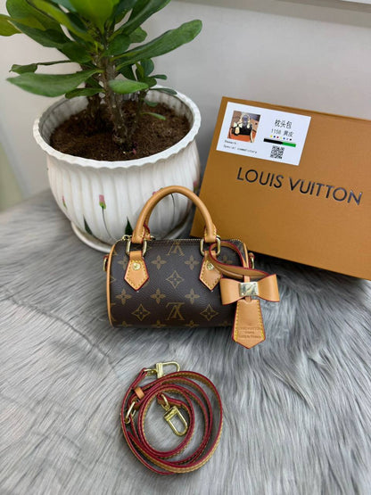 LV
SIZE  ………  17CM 🥰
80 dhs🪙💕
with BOX🌷
🎁🎁🎁

Zain51
♥️♥️♥️