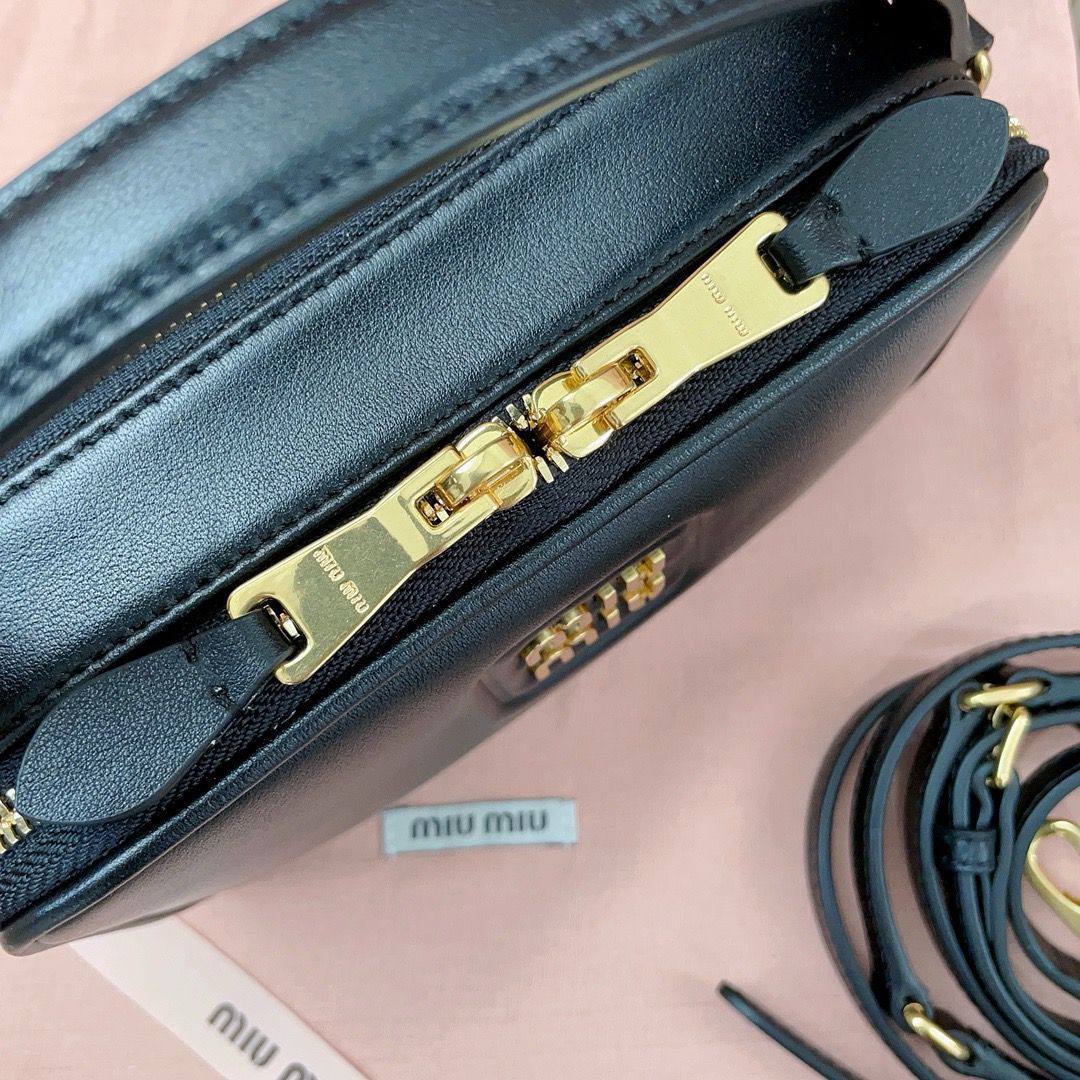 MIU MIU 

 GOOD QUALITY 

WITH BOX  🎁

90 dhs✅

Zain295
♥️♥️♥️