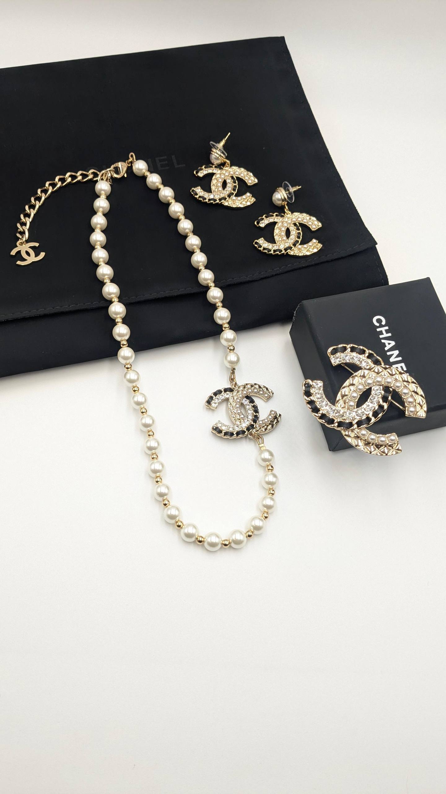 Chanel
*Master Quality* 
*Necklace, Earrings & Brooch*
300 dhs🗽 with Normal Box 🎁
320 dhs🗽 with Good Box 🎁
340 dhs🗽 with Master Box 🎁

Zain210
♥️♥️♥️