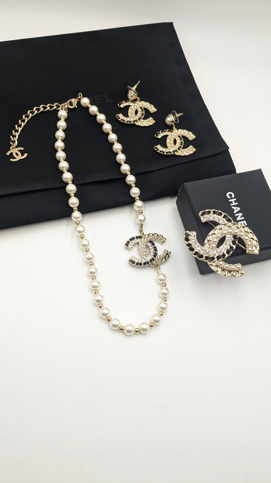 Chanel
*Master Quality* 
*Necklace, Earrings & Brooch*
300 dhs🗽 with Normal Box 🎁
320 dhs🗽 with Good Box 🎁
340 dhs🗽 with Master Box 🎁

Zain210
♥️♥️♥️