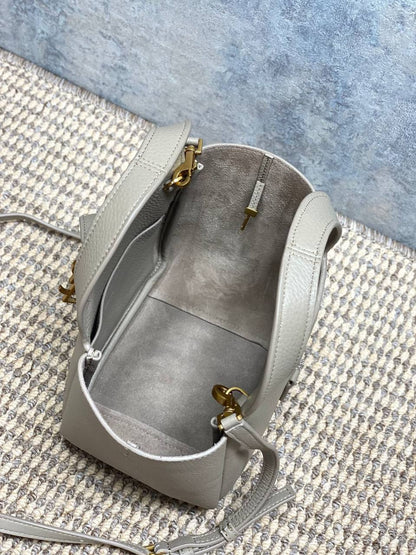 YSL Le 5 Á 
Baby Bea tote bag✅*
*Size 18 cm*
For Price 👇 WhatsApp✅
0568585901 
0507557372
0552275751 Owner Zain 👌

Zain274
♥️♥️♥️