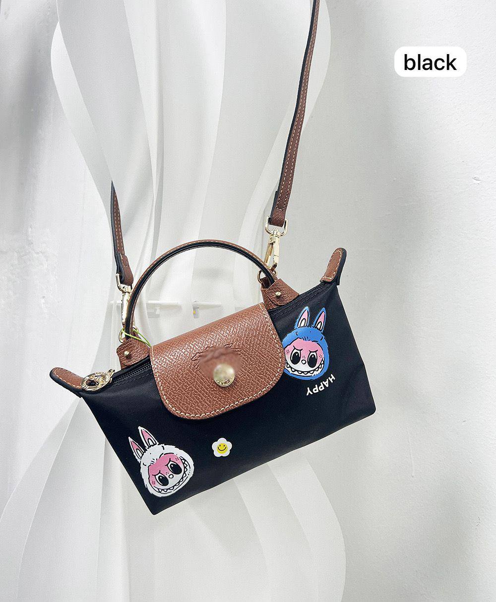 🎄Christmas gifts 🎊 
⛄️Labubu＋LongChamp 
1️⃣ First  Quality 
Size：20 * 10 * 5 cm
45 dhs🪙🌨️

Zain115
♥️♥️♥️