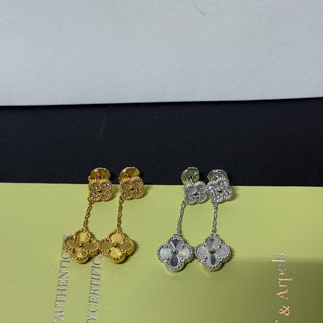 VCA 🦋*
Mini Earring🌸
Master quality 💯
With normal boxes 📦 
55 dhs🪙🌨️
With master box 🗃️ 
80 dhs🪙🌨️

Zain216
♥️♥️♥️