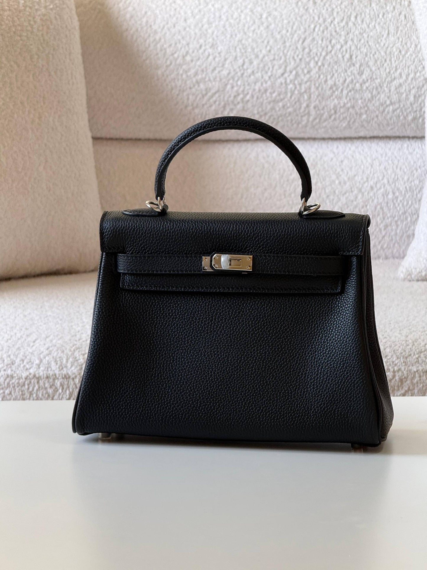 Hermes

kelly 25cm💕

master quality😍with box❤️
🎁🎁🎁

400 dhs❤️💚❤️

Zain52
♥️♥️♥️