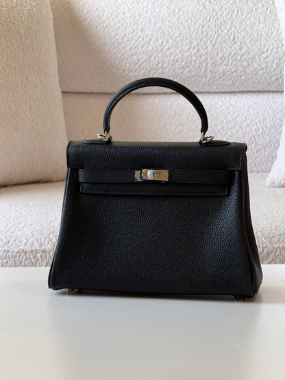 Hermes

kelly 25cm💕

master quality😍with box❤️
🎁🎁🎁

400 dhs❤️💚❤️

Zain52
♥️♥️♥️