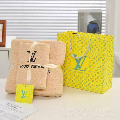 Towel one set
 with paper bag 
45 dhs💓

Zain295
♥️♥️♥️