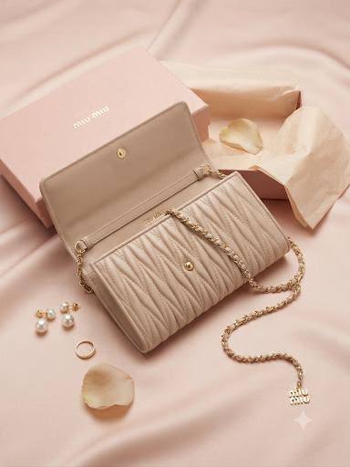 NEW CAME 
MIU MIU BAG
GOOD QUALITY 
55 dhs✅
WITHBOX
SIZE- 20*12*3

Zain40
♥️♥️♥️