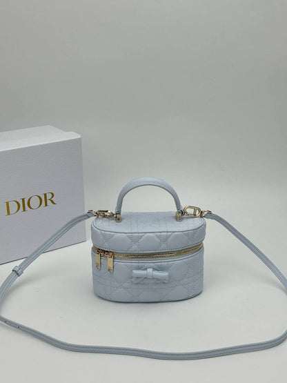 Dior  
Master🌺
Size:17cm  
250 dhs✅

Zain114
♥️♥️♥️