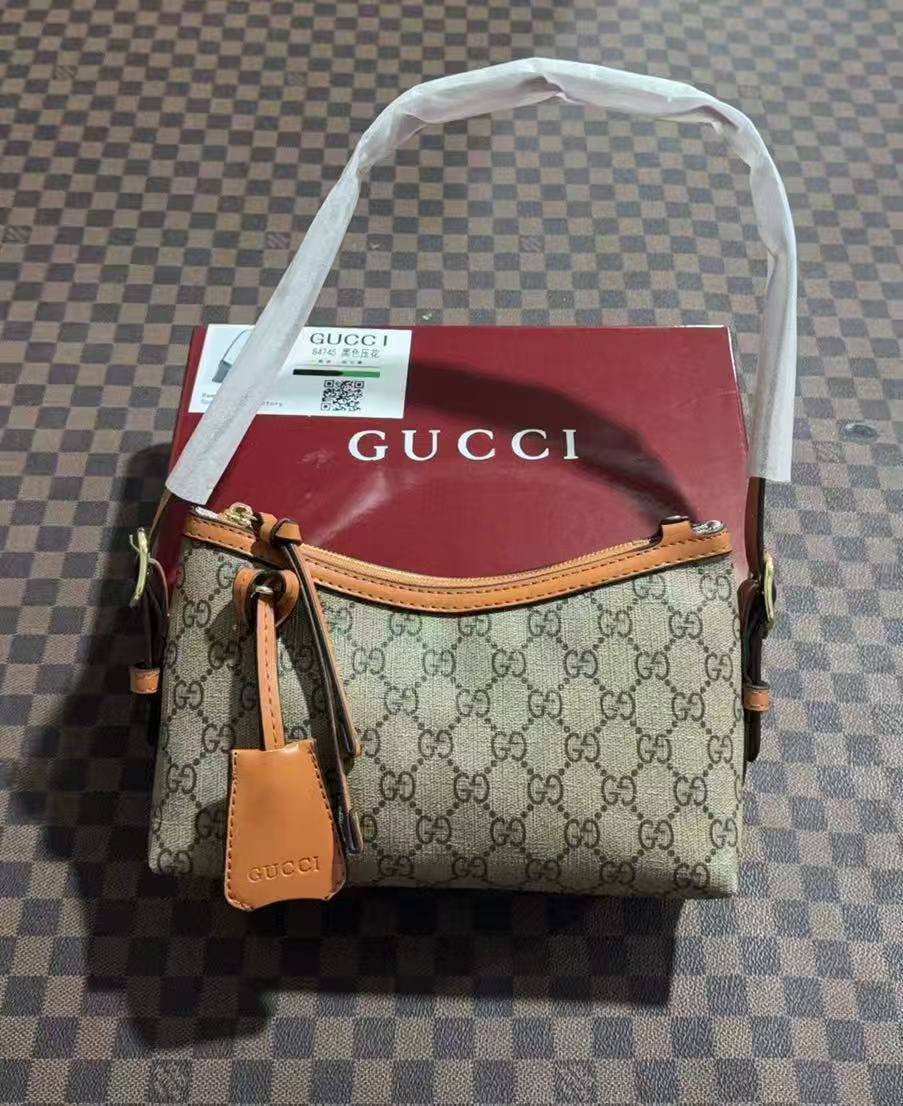 Gucci

with box
🎁🎁🎁

100 dhs🪙🌨️

Zain143
♥️♥️♥️