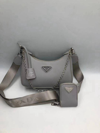 Prada 
GOOD QUALITY 💯
110 dhs🪙💕
With Box 
🎁🎁🎁

Zain269
♥️♥️♥️