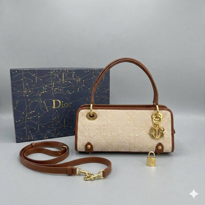 CHRISTIAN DIOR
East west D- vibe Bowling
Gold hardware
With long belt strap
With BOX
size : 28 cm

110 dhs🇦🇪🇦🇪

Zain239
♥️♥️♥️