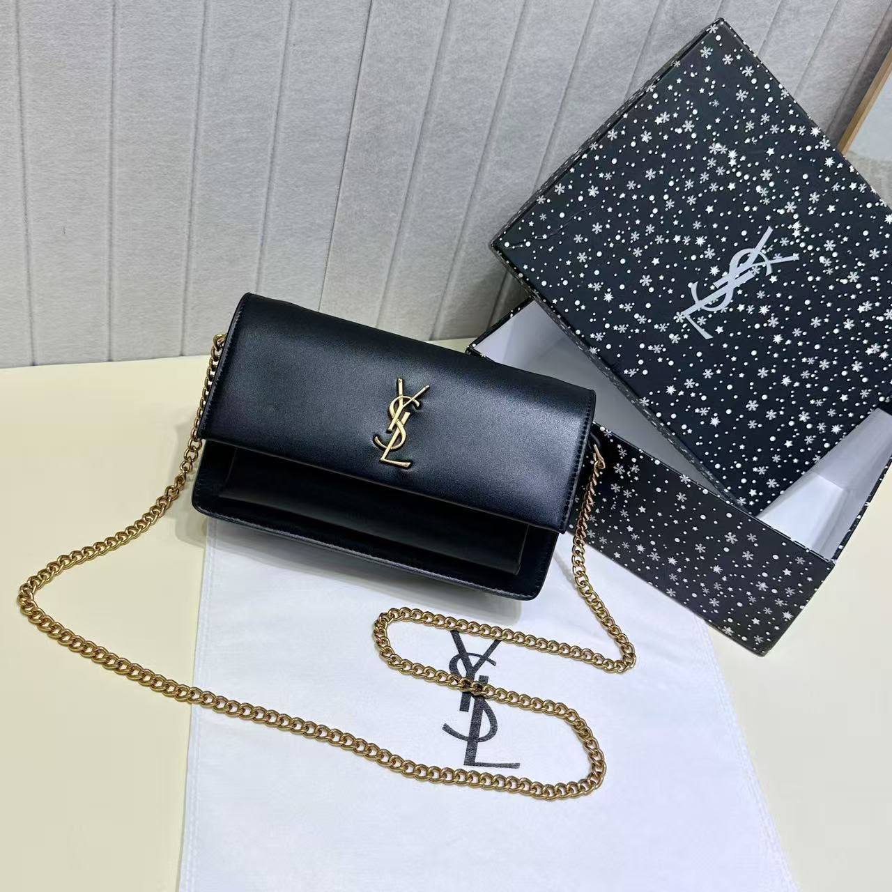 YSL
95 dhs✅
With box

Zain219
♥️♥️♥️