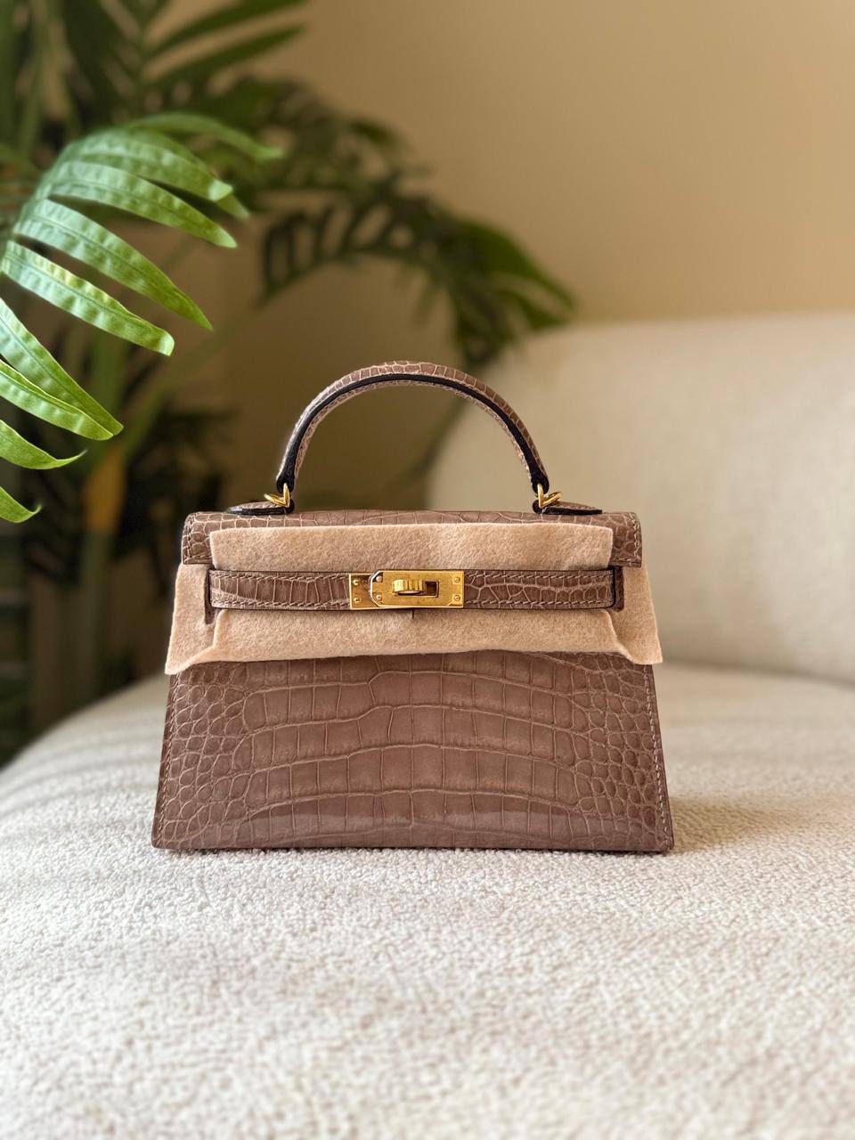 HERMES
(FULL HAND MADE )
Real crocodile 🐊 
Size *19 cm*
With original packing 🎁🎁
For Price 👇 WhatsApp✅
0568585901 
0507557372
0552275751 Owner Zain 👌

Zain246
♥️♥️♥️