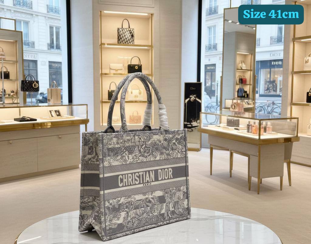 Dior
Good quality 

with box 
🎁🎁🎁

115 dhs🪙🖤

Zain186
♥️♥️♥️