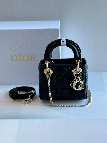 Dior

17Cm 
With Box
280 dhs🇦🇪🇦🇪

Zain131
♥️♥️♥️