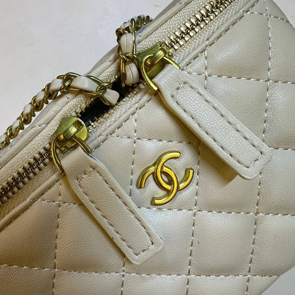 CHANEL 

GOOD QUALITY 

WITH BOX 
🎁🎁🎁

100 dhs✅

Zain39
♥️♥️♥️