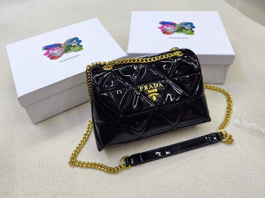 Prada
90 dhs✅

with box
🎁🎁🎁

size 24cm

Zain26
♥️♥️♥️