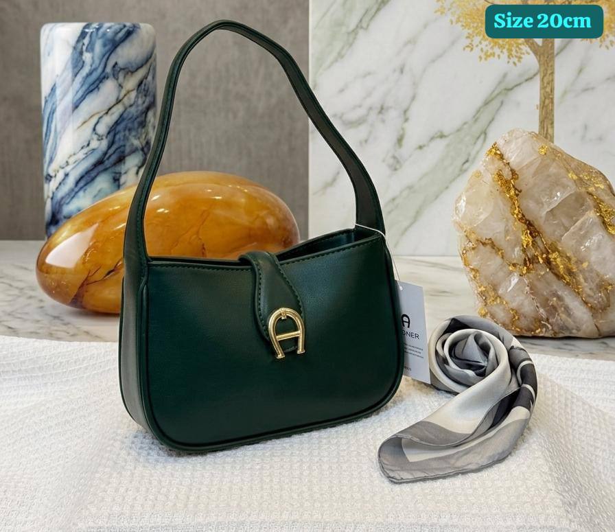 Aigner
Good quality 
with box 
🎁🎁🎁

90 dhs✅

Zain186
♥️♥️♥️