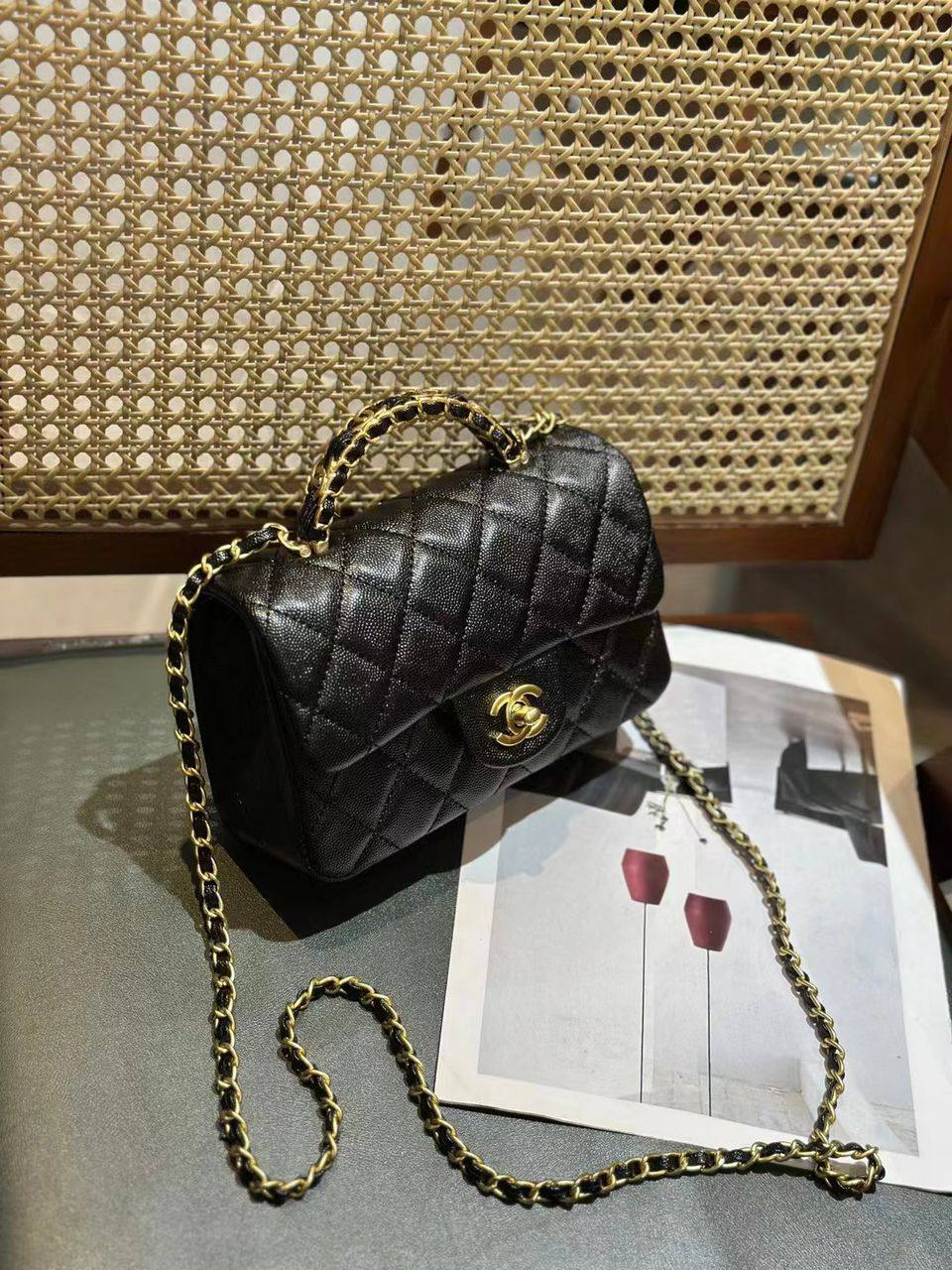 Chanel
105 dhs❣️
SIZE：18cm
High-quality 

with box
🎁🎁🎁

Zain35
♥️♥️♥️
