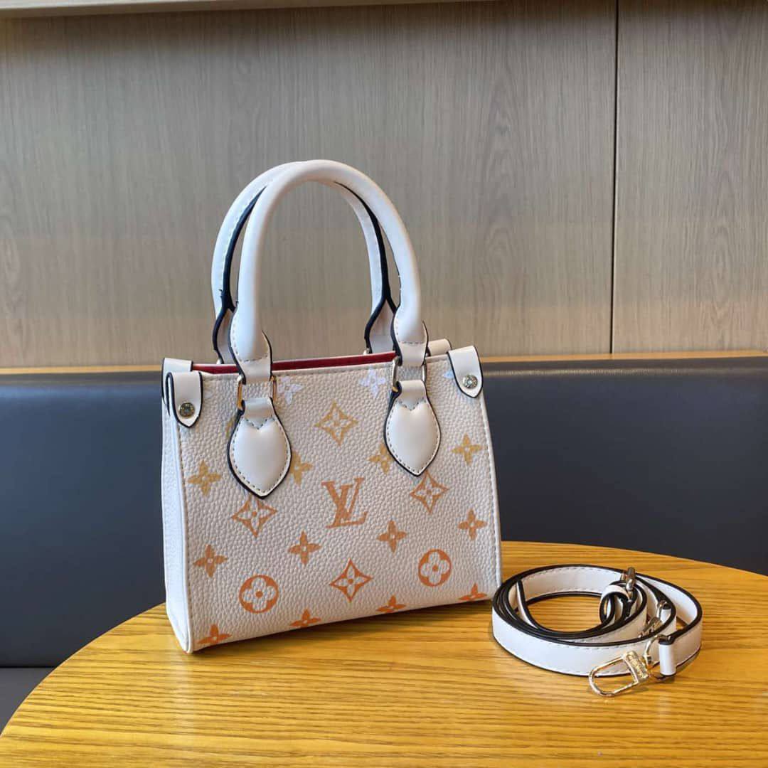 LV

Best quality 

with box
105 dhs🇦🇪🇦🇪

size 18CM

Zain290
♥️♥️♥️