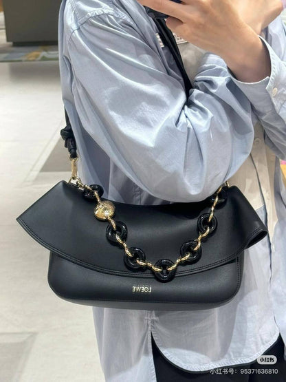 Loewe🙋🏻‍♀️🙋🏻‍♀️💕
Master
26cm🫶🏼 
350 dhs✅

Zain297
♥️♥️♥️