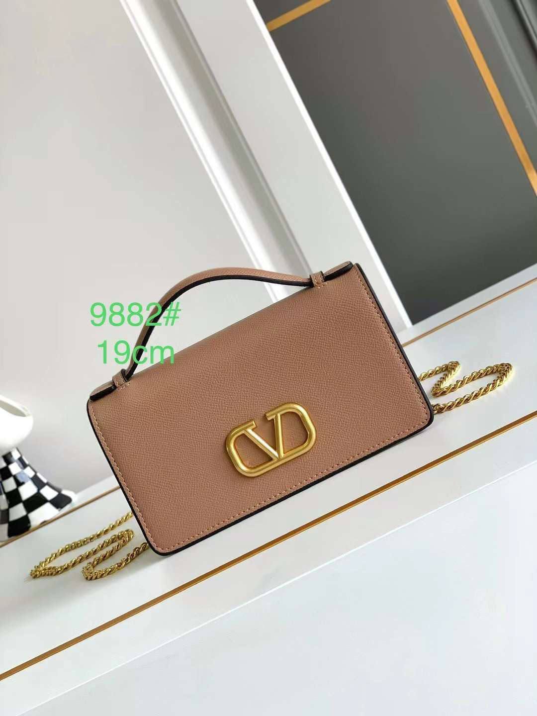 Valentino 

19 cm. 260 dhs🇦🇪🇦🇪

20 cm 270 dhs🇦🇪🇦🇪

Zain153
♥️♥️♥️